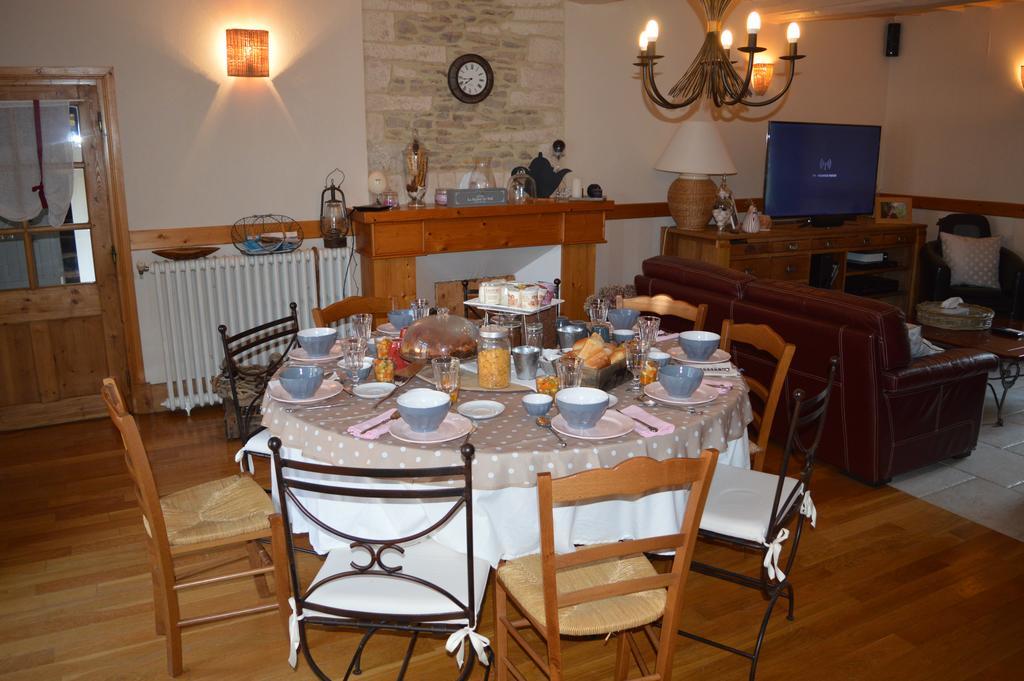 Gite De La Cour Campandré-Valcongrain Buitenkant foto